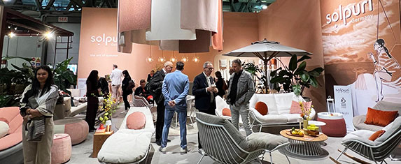 Bildaufnahme vom solpur-Stand auf der Salone del Mobile 2025